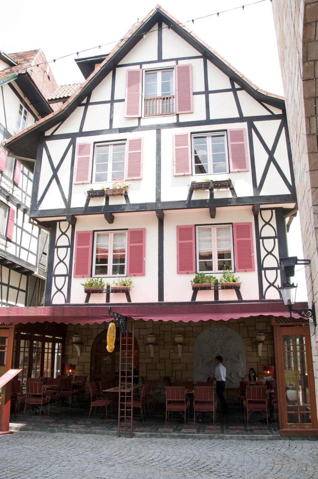 Colmar Tropicale Hotel Bukit Tinggi Exterior photo
